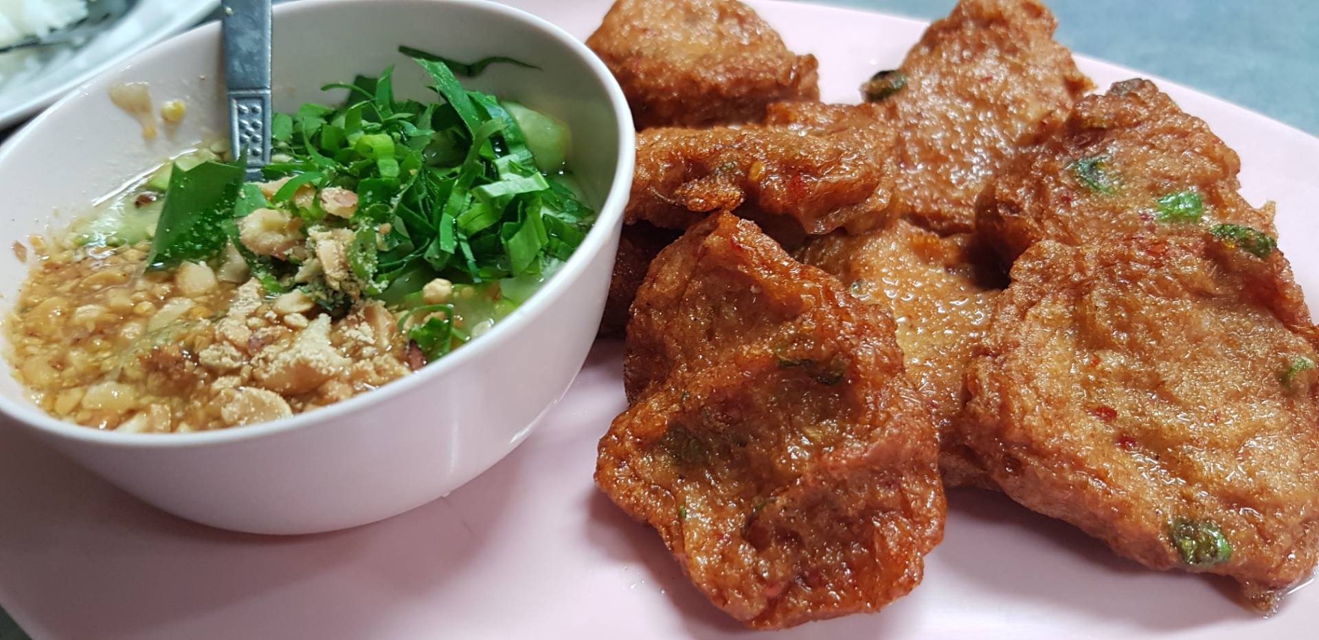 โต๊ะอาหารเต็มจานที่ร้านหน้าผาปลาทอดมัน