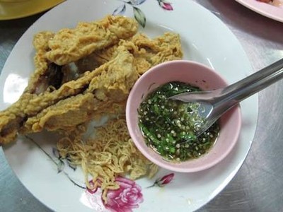 โต๊ะอาหารในร้านหน้าผาปลาทอดมัน