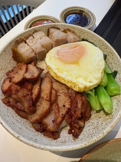 ข้าวหมูแดงหมูกรอบ ร้านคำนึง