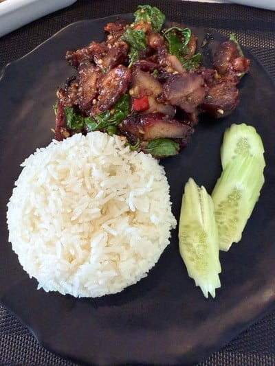 หมูกระเทียมพริกไทยราดข้าว