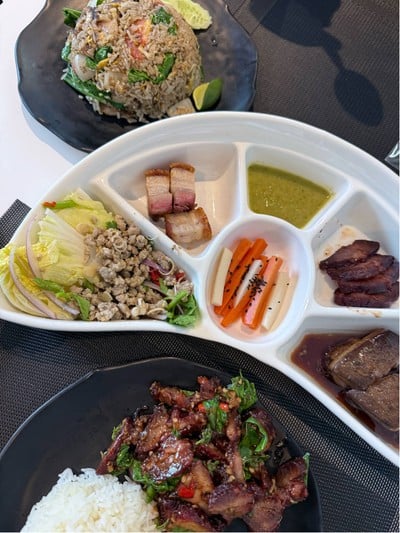 เซ็ตอาหารร้านคำนึง ข้าวผัด หมูกรอบ หมูแดง ลาบ