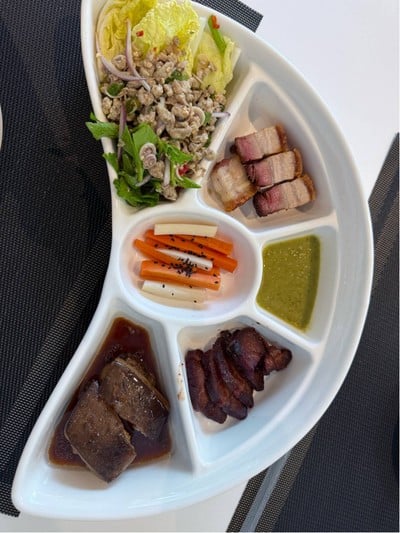 เซ็ตหมูอบรวมมิตร ลาบ หมูแดง หมูกรอบ ผักดอง