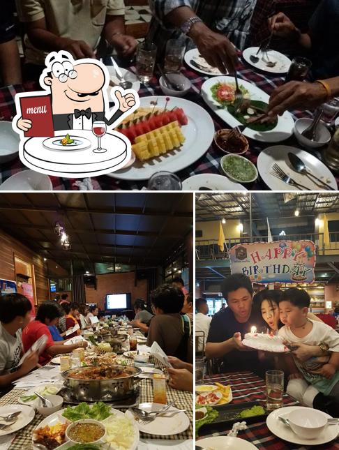 บรรยากาศโต๊ะอาหารหมู่คณะ
