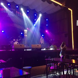 เวทีดนตรีสดพร้อมไฟแสงสี