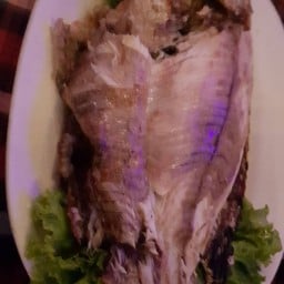 มุมนั่งภายในร้านตกแต่งด้วยไม้