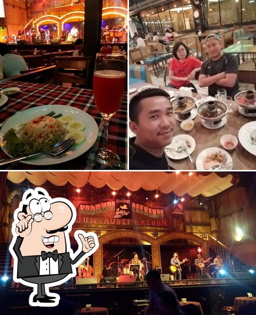 บรรยากาศภายในร้านจันทร์เสวย โกดัง1