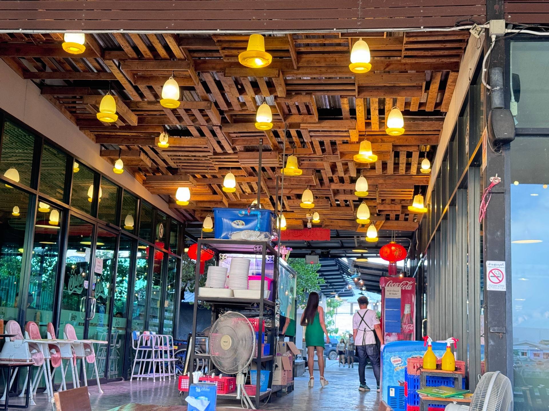 บรรยากาศภายในร้านอีแต๋น ริเวอร์ไซด์