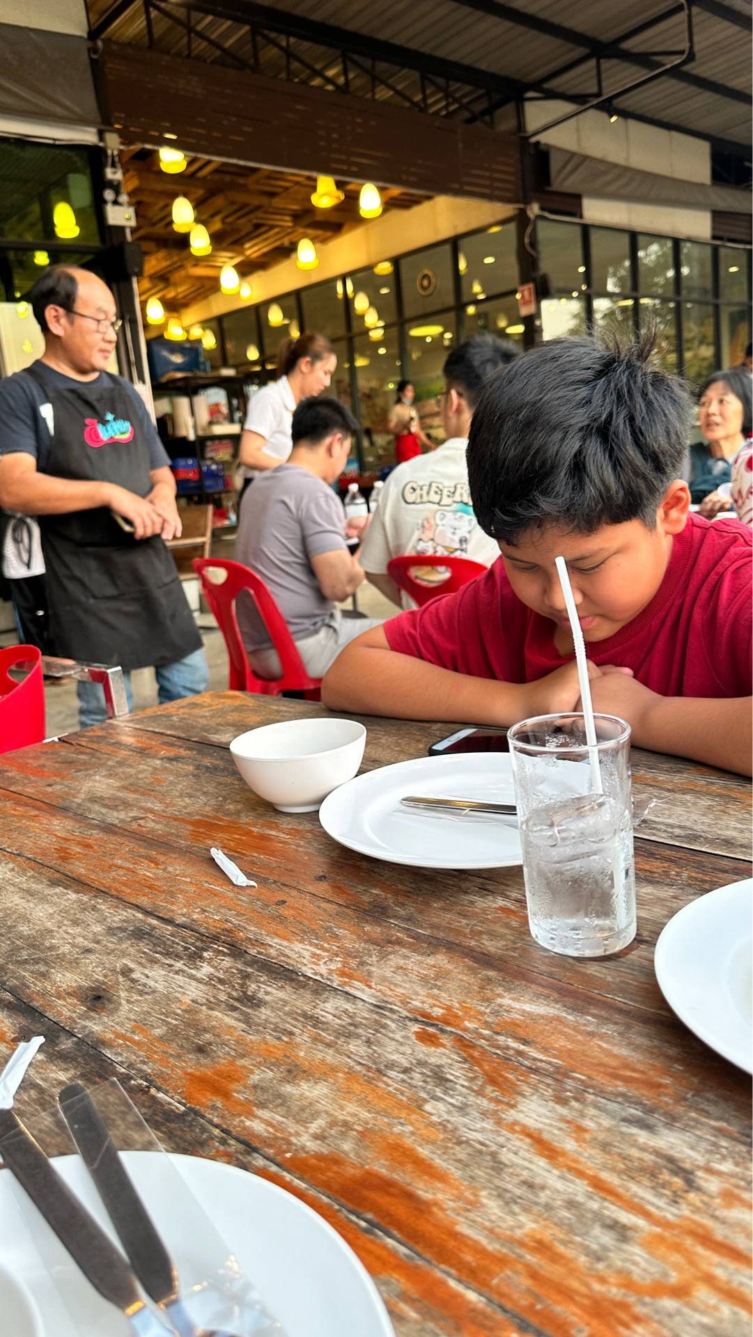 โซนนั่งเปิดโล่งริมน้ำ
