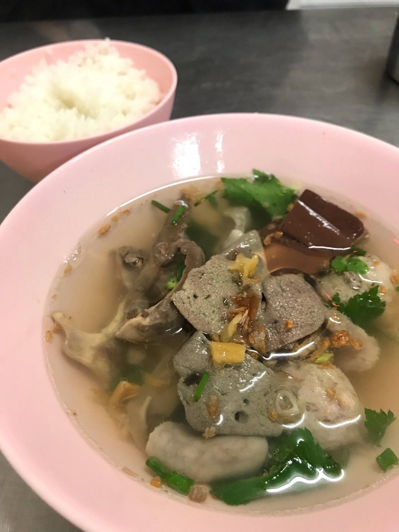 โจ๊กหมูเด้งเจ๊รอ เนื้อเนียนหมูสด
