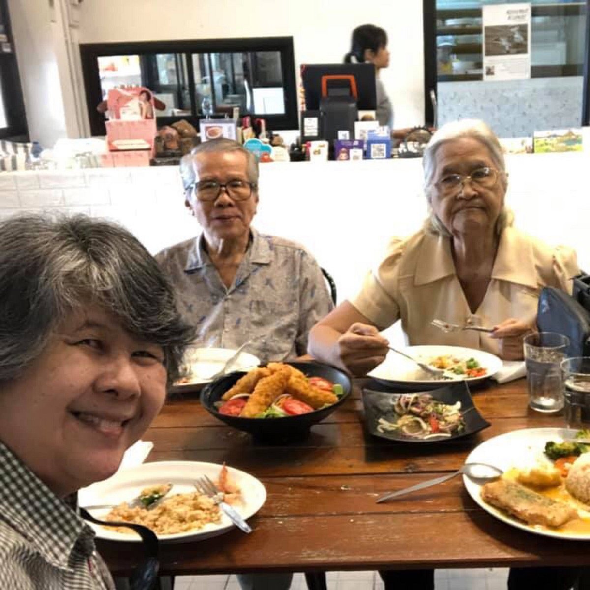 ลูกค้ากำลังทานอาหารภายในร้านห้องครัวหัวหมี