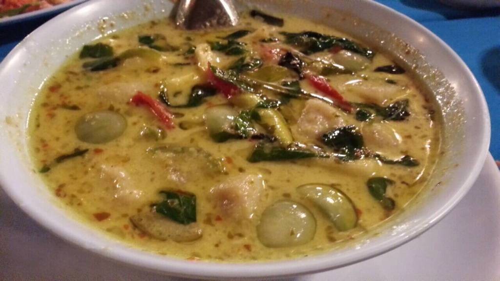 ฉู่ฉี่ปลาเนื้ออ่อน แพอาหารสี่แคว
