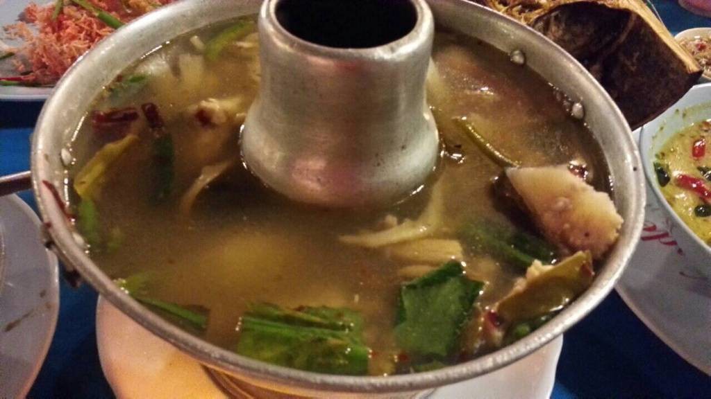 ต้มยำหม้อไฟ แพอาหารสี่แคว