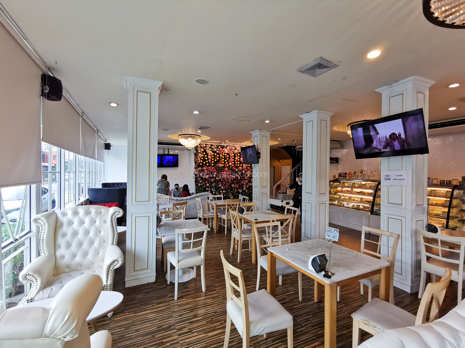 บรรยากาศภายใน April's Brasseries